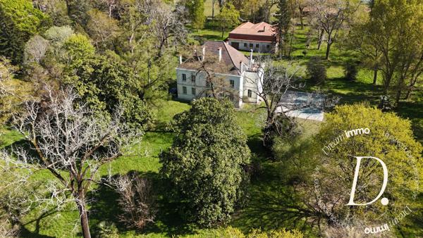 Maison bourgeoise au coeur d'un parc arboré avec piscine