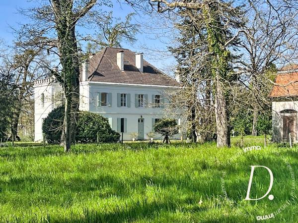 Maison bourgeoise au coeur d'un parc arboré avec piscine