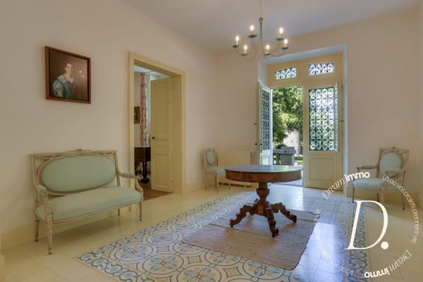 Maison bourgeoise au coeur d'un parc arboré avec piscine