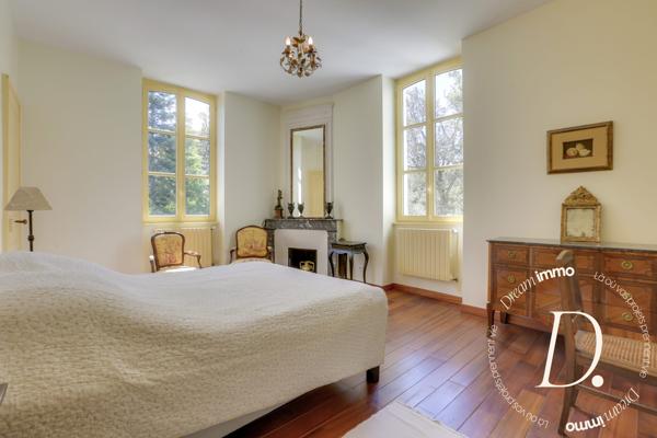 Maison bourgeoise au coeur d'un parc arboré avec piscine
