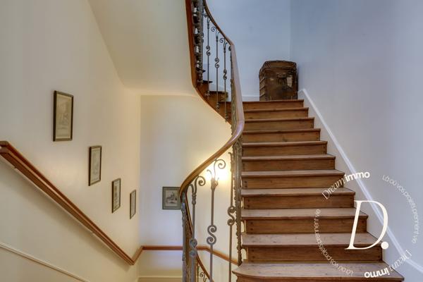 Maison bourgeoise au coeur d'un parc arboré avec piscine