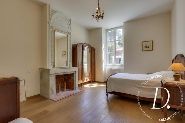 Maison bourgeoise au coeur d'un parc arboré avec piscine