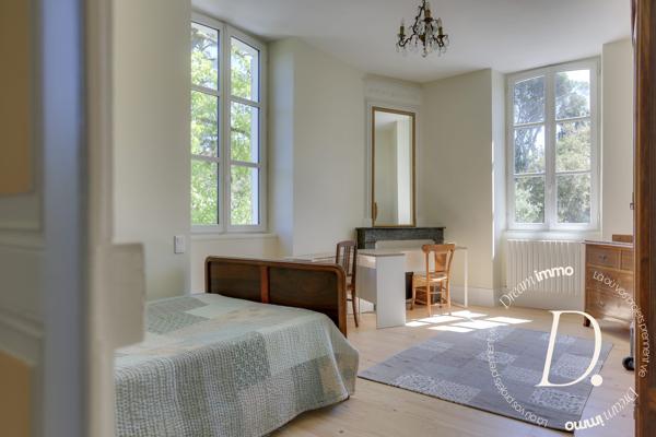 Maison bourgeoise au coeur d'un parc arboré avec piscine