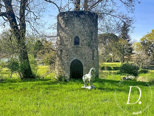 Maison bourgeoise au coeur d'un parc arboré avec piscine