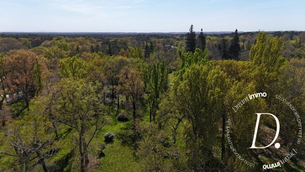 Maison bourgeoise au coeur d'un parc arboré avec piscine
