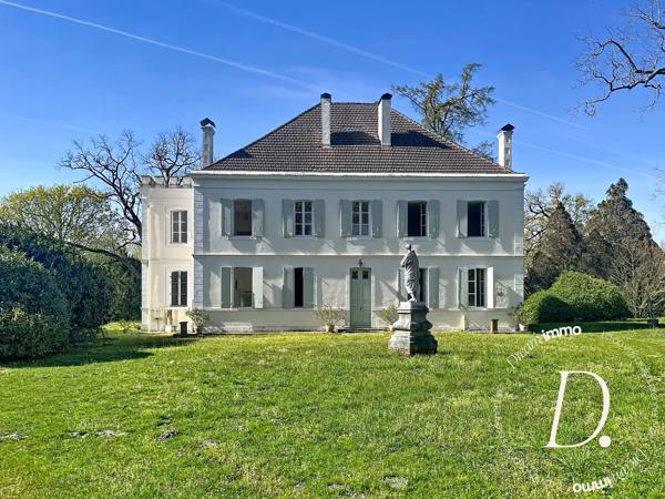 Maison bourgeoise au coeur d'un parc arboré avec piscine