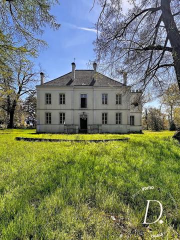 Maison bourgeoise au coeur d'un parc arboré avec piscine