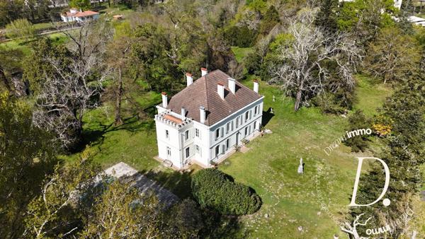 Maison bourgeoise au coeur d'un parc arboré avec piscine