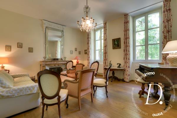 Maison bourgeoise au coeur d'un parc arboré avec piscine