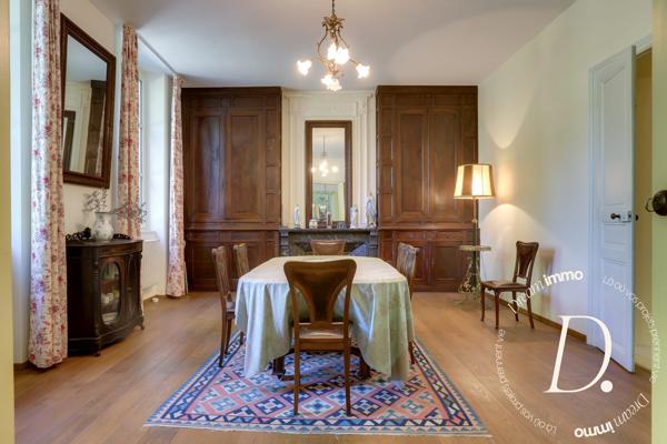 Maison bourgeoise au coeur d'un parc arboré avec piscine