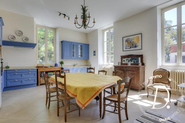 Maison bourgeoise au coeur d'un parc arboré avec piscine
