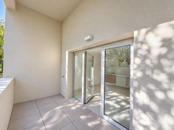 dernier lots offre a découvrir; un beau T2 neuf de 44,50 lumineux et parfaitement agencé, bénéficiant dune agréable loggia de 7m2