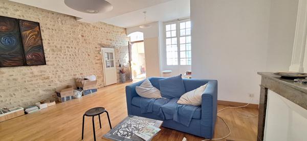 Bourg En Bresse ,en hyper centre , belle maison de ville de  218 m2 , avec studio independant et local commercial loué sur 275 m2 de terrain clos
