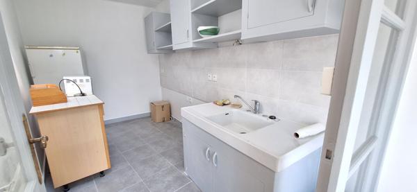 Bourg En Bresse ,en hyper centre , belle maison de ville de  218 m2 , avec studio independant et local commercial loué sur 275 m2 de terrain clos
