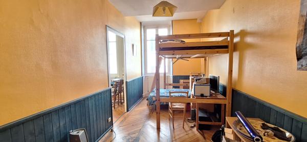 Bourg En Bresse ,en hyper centre , belle maison de ville de  218 m2 , avec studio independant et local commercial loué sur 275 m2 de terrain clos