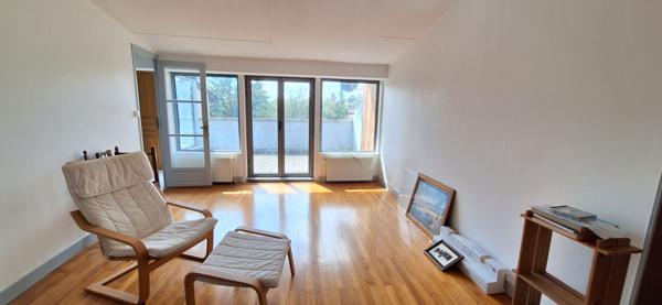 Bourg En Bresse ,en hyper centre , belle maison de ville de  218 m2 , avec studio independant et local commercial loué sur 275 m2 de terrain clos