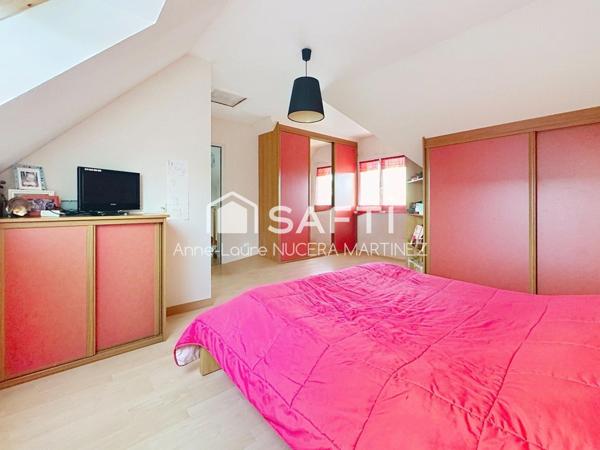 Maison 4 chambres avec véranda, buanderie, garage, hangar et serre