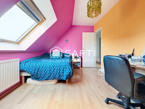 Maison 4 chambres avec véranda, buanderie, garage, hangar et serre