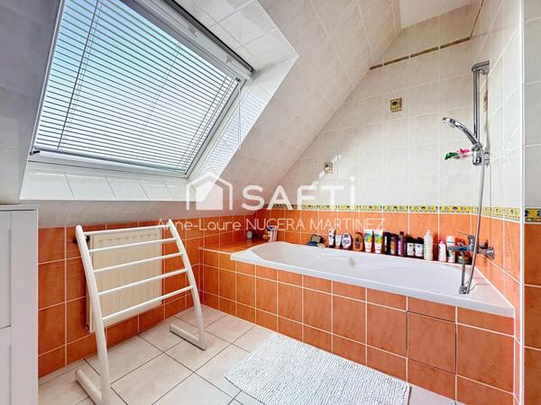 Maison 4 chambres avec véranda, buanderie, garage, hangar et serre