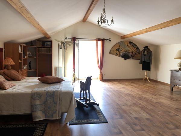 MAISON EN PIERRE RESTAUREE -CENTRE MIREBEAU