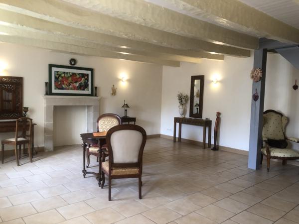 MAISON EN PIERRE RESTAUREE -CENTRE MIREBEAU