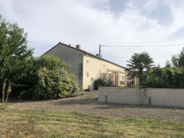 MAISON EN PIERRE RESTAUREE -CENTRE MIREBEAU