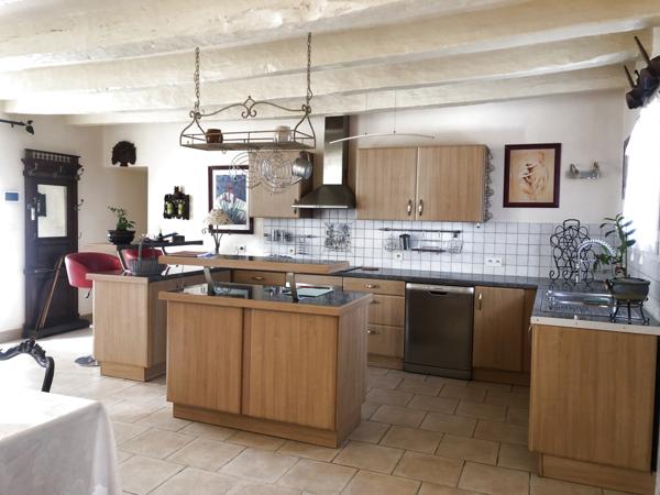 MAISON EN PIERRE RESTAUREE -CENTRE MIREBEAU