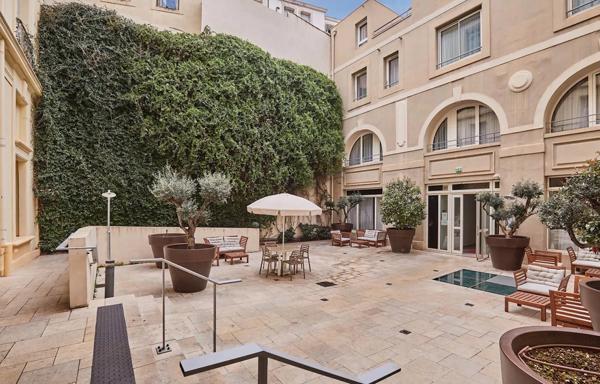 Hôtel particulier luxueux, investissement meublé, géré