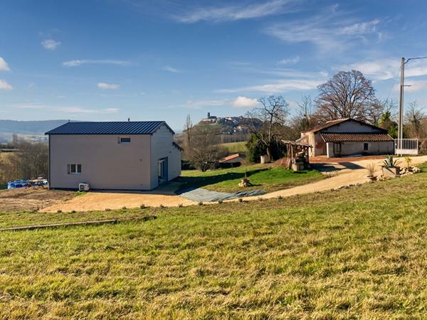 À vendre : Propriété avec maison récente et maison en pierre à rénover sur grand terrain