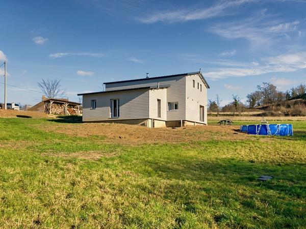 À vendre : Propriété avec maison récente et maison en pierre à rénover sur grand terrain