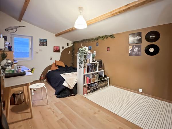 À vendre : Propriété avec maison récente et maison en pierre à rénover sur grand terrain