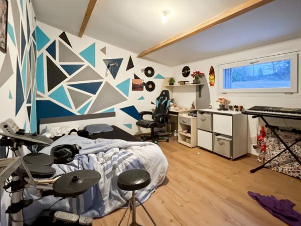 À vendre : Propriété avec maison récente et maison en pierre à rénover sur grand terrain