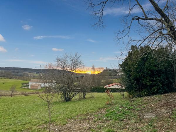 À vendre : Propriété avec maison récente et maison en pierre à rénover sur grand terrain