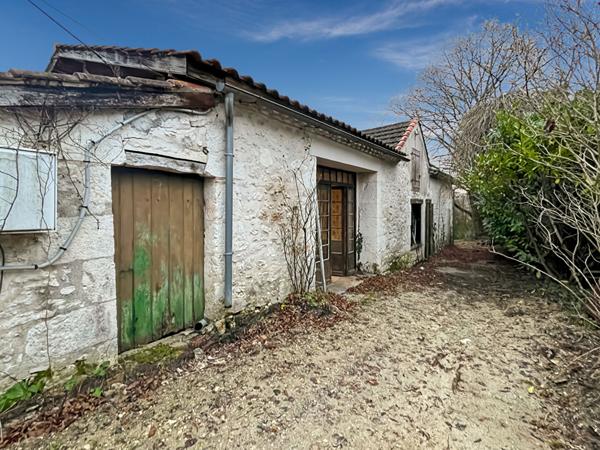 À vendre : Propriété avec maison récente et maison en pierre à rénover sur grand terrain