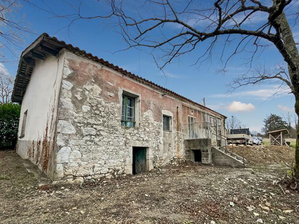 À vendre : Propriété avec maison récente et maison en pierre à rénover sur grand terrain