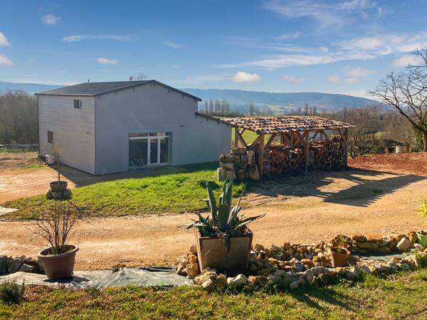 À vendre : Propriété avec maison récente et maison en pierre à rénover sur grand terrain