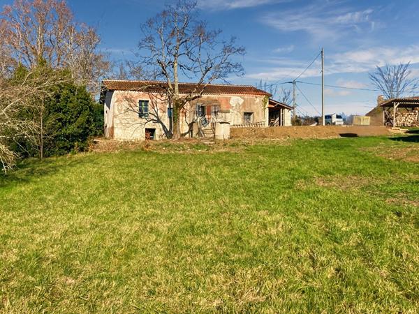 À vendre : Propriété avec maison récente et maison en pierre à rénover sur grand terrain