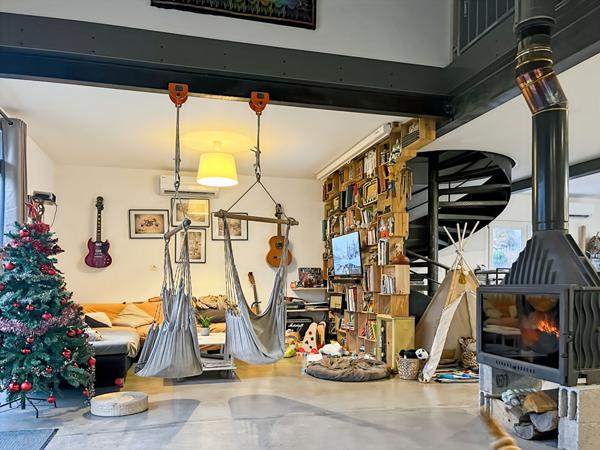 À vendre : Propriété avec maison récente et maison en pierre à rénover sur grand terrain