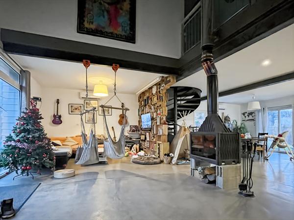 À vendre : Propriété avec maison récente et maison en pierre à rénover sur grand terrain