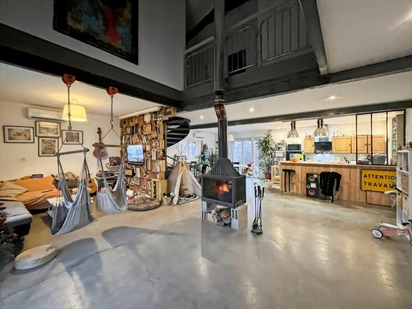 À vendre : Propriété avec maison récente et maison en pierre à rénover sur grand terrain