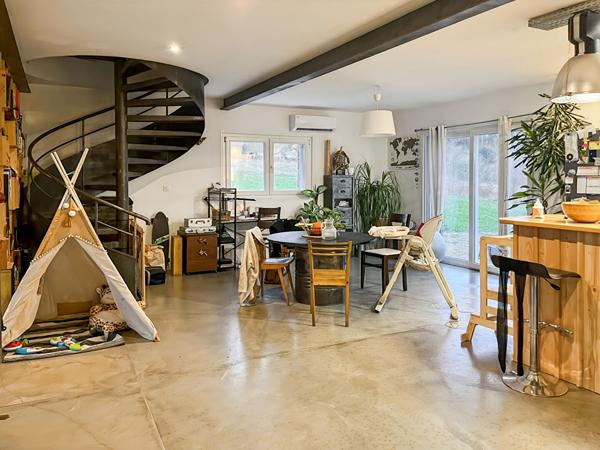 À vendre : Propriété avec maison récente et maison en pierre à rénover sur grand terrain