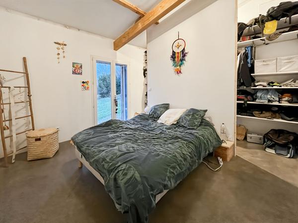 À vendre : Propriété avec maison récente et maison en pierre à rénover sur grand terrain