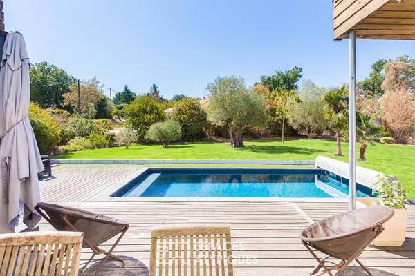 Villa contemporaine de plain pied avec piscine