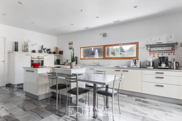 Villa contemporaine de plain pied avec piscine