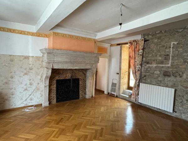 MAISON DE VILLAGE AU BEAU POTENTIEL