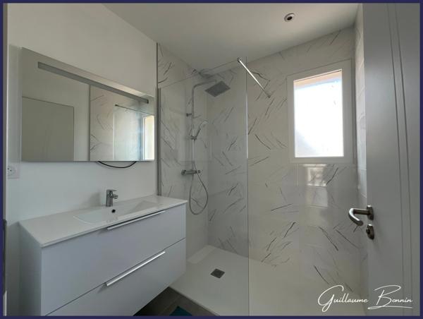Maison à vendre 5 pièces, 4 chambres, suite parentale, garage, cour - DPE A et prestations modernes à POITIERS (86000).