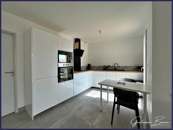 Maison à vendre 5 pièces, 4 chambres, suite parentale, garage, cour - DPE A et prestations modernes à POITIERS (86000).