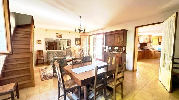 Maison familiale de 170 m² avec jardin et garages