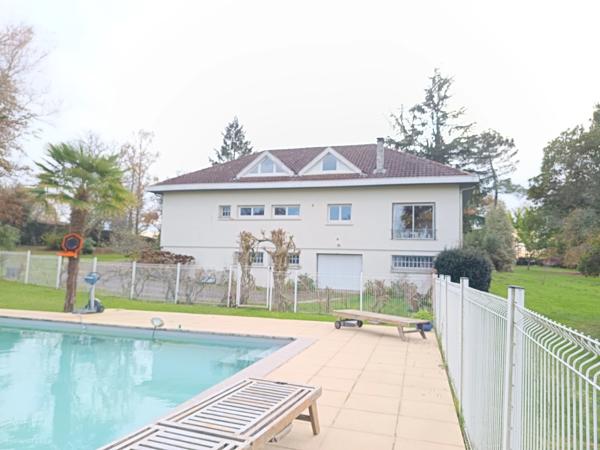 BELLE DEMEURE DE PLUS DE 300 M² AVEC PISCINE DANS UN CADRE IDYLLIQUE SUR ENVIRON 2 HECTARES