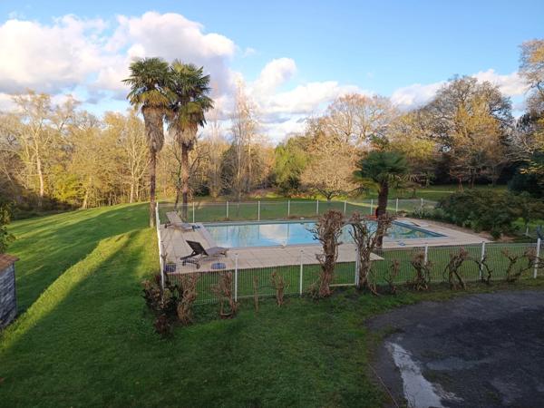 BELLE DEMEURE DE PLUS DE 300 M² AVEC PISCINE DANS UN CADRE IDYLLIQUE SUR ENVIRON 2 HECTARES